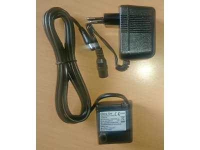Pumpe mit Wechselstromadapter und Stromkabel